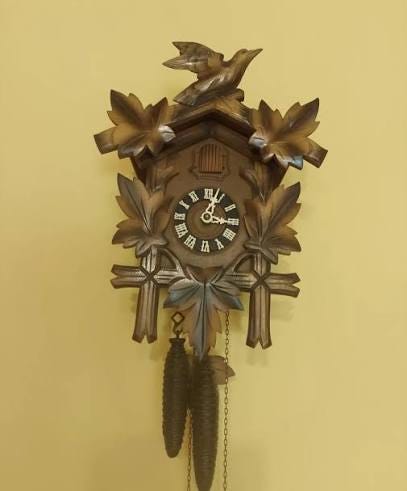 🔴VENDIDO 🔴 Reloj Cucu alemán de la Selva Negra. Tallado completamente a  mano. Suena en las horas y en las medias, con el gong y el pajarito  saliendo a cantar. Completamente mecánico,