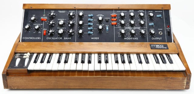 Sintetizador Minimoog, vista frontal.