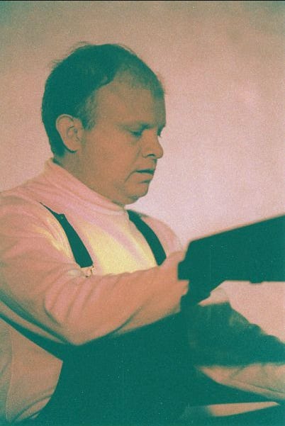 Foto del autor (Fernando) tocando teclados aproximadamente en 1999